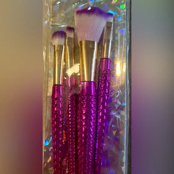 Makeup Brush Face 5 pc. Set Iridescent Hot Pink Mermaid Shaped Handle - Picture 3 of 3